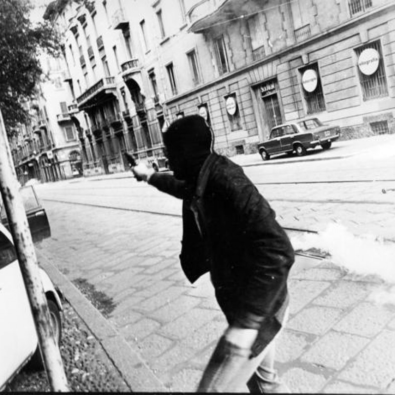 Una delle foto, rilasciate dal Tribunale, rese pubbliche a trent'anni dall'omicidio del vicebrigadiere di Polizia Antonino Custra, ucciso nei violentissimi scontri che scoppiarono il 14 maggio del 1977 a Milano