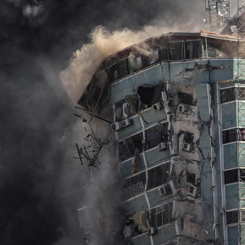 Gaza, colpito il grattacielo dei media