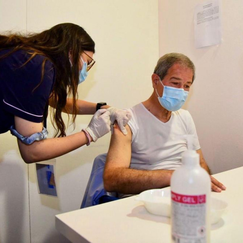 Nello Musumeci riceve la prima dose di vaccino Astrazeneca