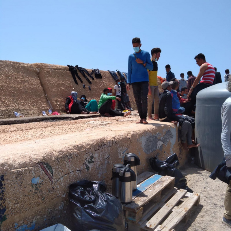Migranti al molo Favaloro di Lampedusa