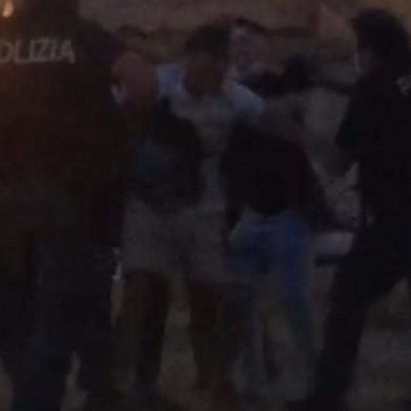 Poliziotto aggredito in piazza Magione
