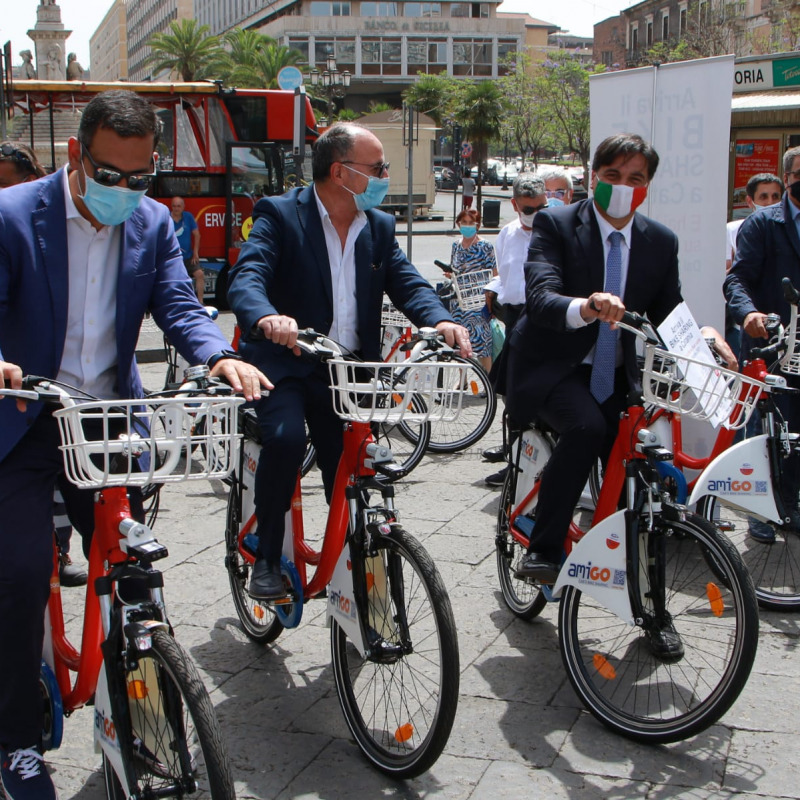 Il sindaco di Catania Pogliese tra coloro che hanno provato le nuove biciclette