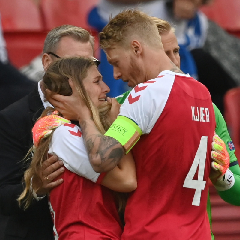 Simon Kjaer abbraccia la compagna di Eriksen Sabrina Kvist Jensen