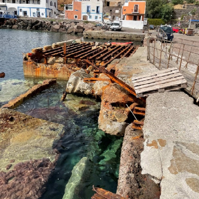Porto di Filicudi: i vecchi lavori di ampliamento in abbandono