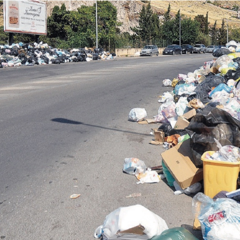 I rifiuti in via Nicoletti, a Palermo