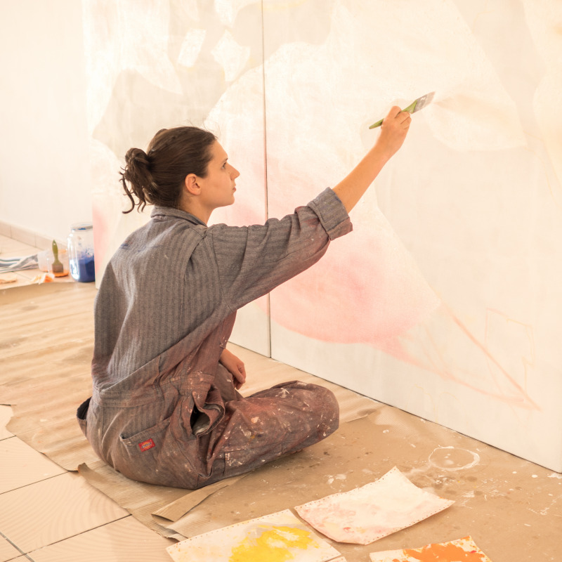 L'artista parigina Lisa Ouakil al lavoro ad Agira