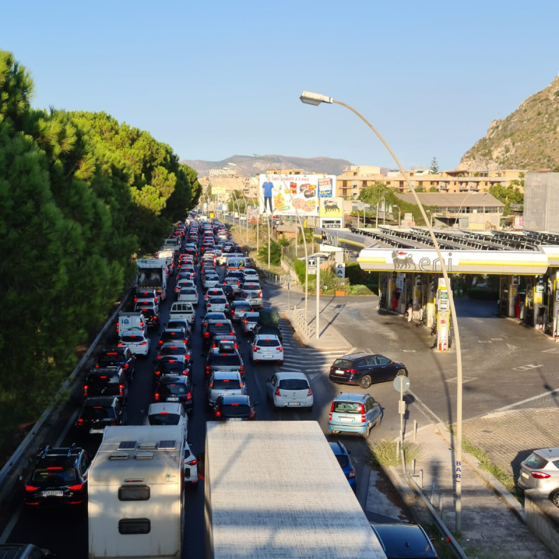 Lunghe code di auto in viale Regione Siciliana a Palermo