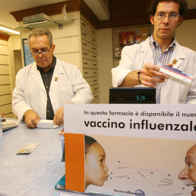 Vaccino antinfluenzale in farmacia (foto d'archivio)