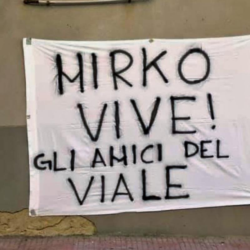 Lo striscione degli amici per Mirko Antonio La Mendola