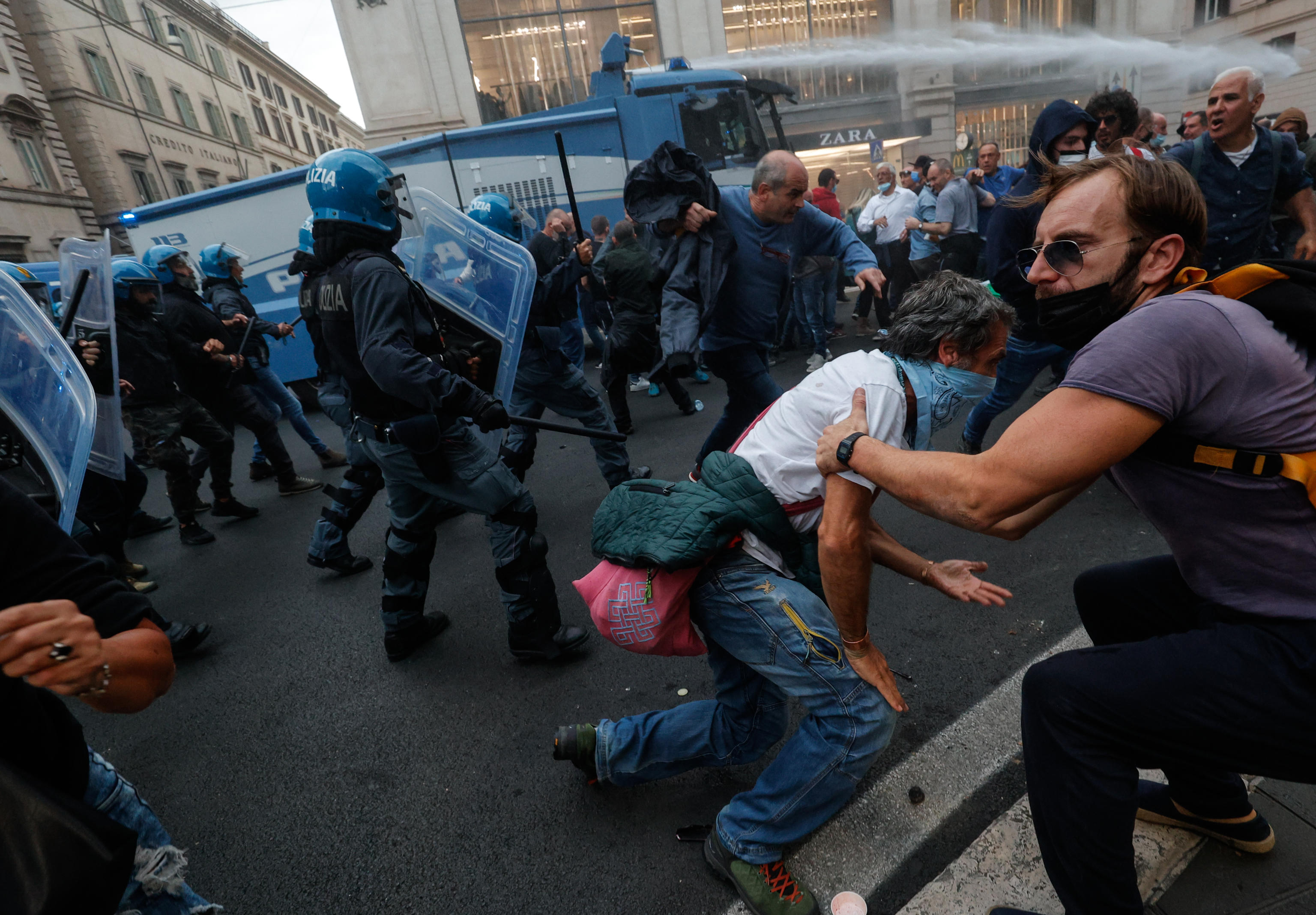 I "No green pass" assaltano Roma, assediati i palazzi del potere LE FOTO -  Giornale di Sicilia