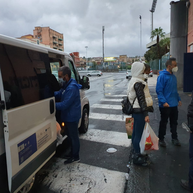 Accoglienza per i senzatetto al Pala Spedini di Catania
