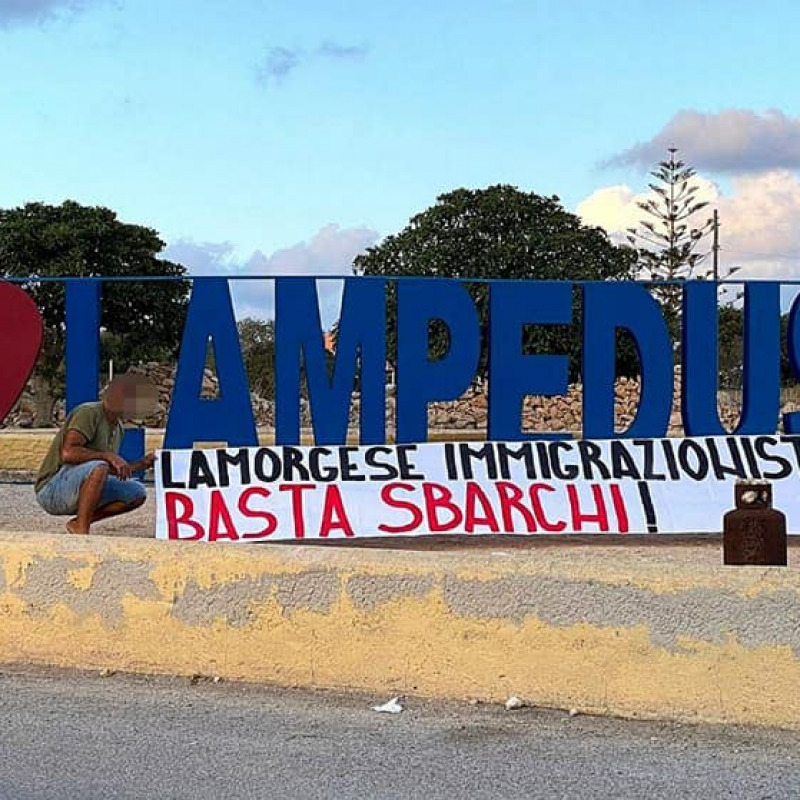 Lo striscione di Casapound a Lampedusa