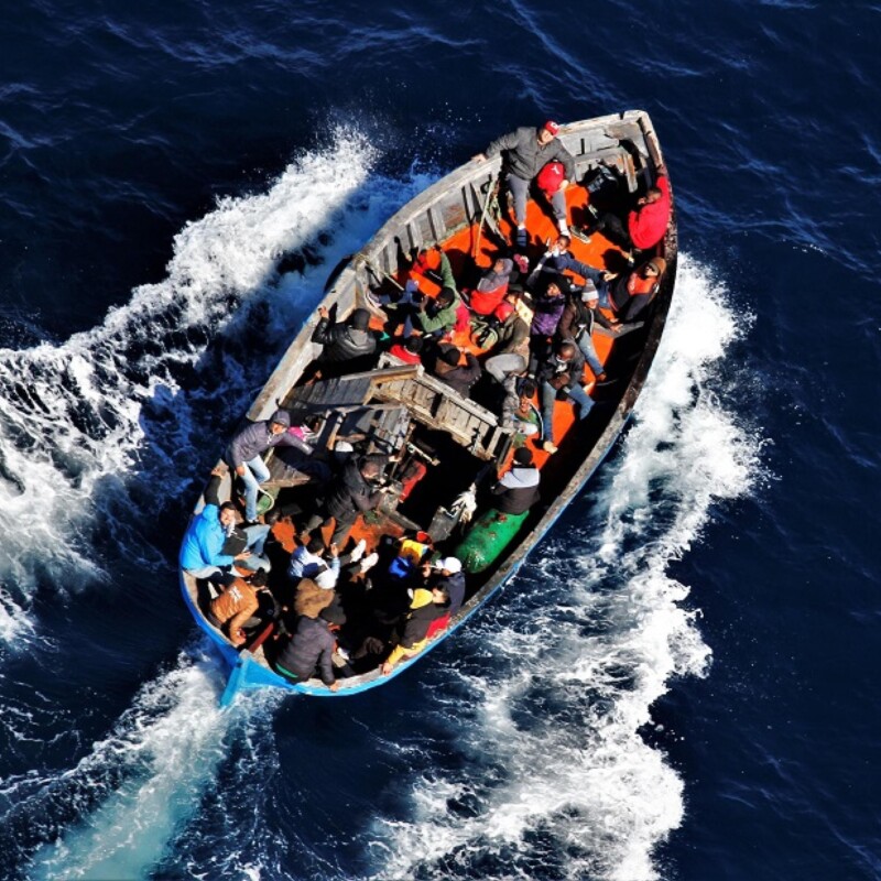 Un barcone carico di migranti, foto d'archivio