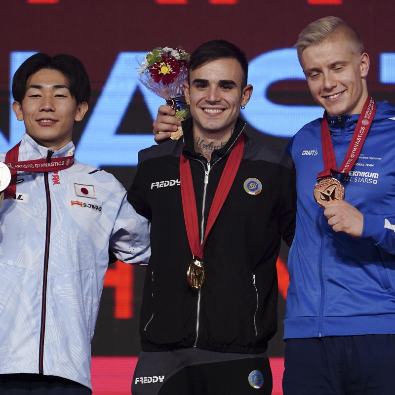 Nicola Bartolini sul podio fra la medaglia di bronzo Kazuki Minami (Giappone) a sinistra e l'argento Emil Soravuo a destra (Finlandia)
