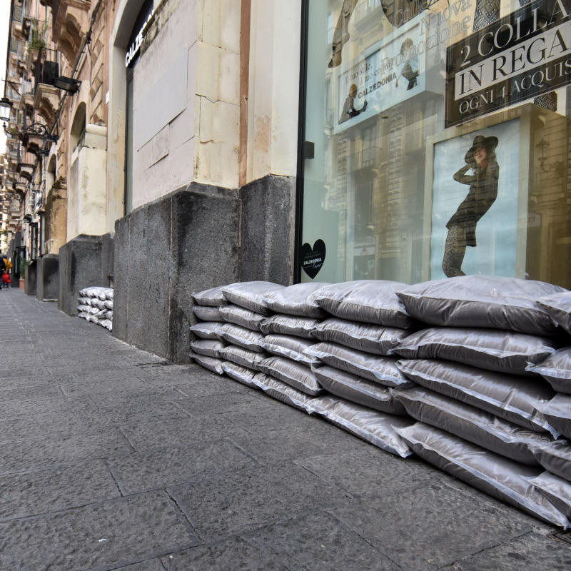 I sacchi di sabbia vulcanica davanti ai negozi: l'emergenza è finita