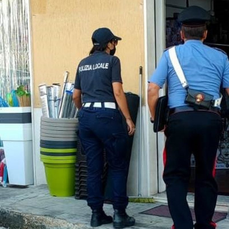 Carabinieri e vigili controllano il negozio di Melilli