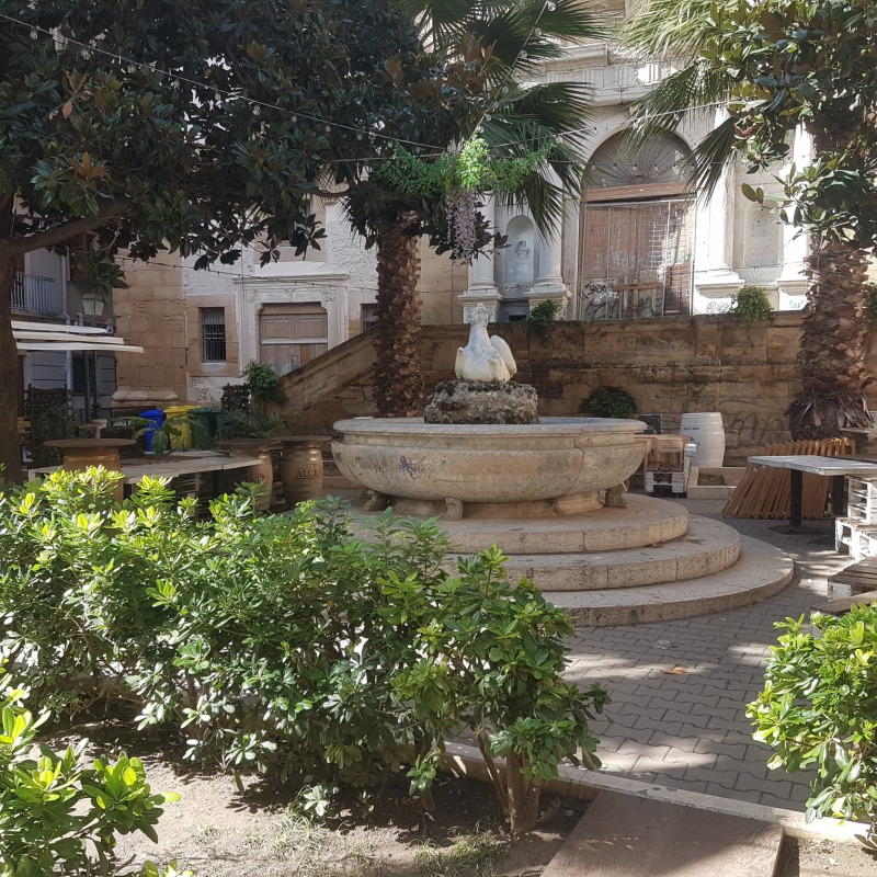 Il giardino di piazza Lucatelli, dove il giovane con il pitbull ha seminato il panico