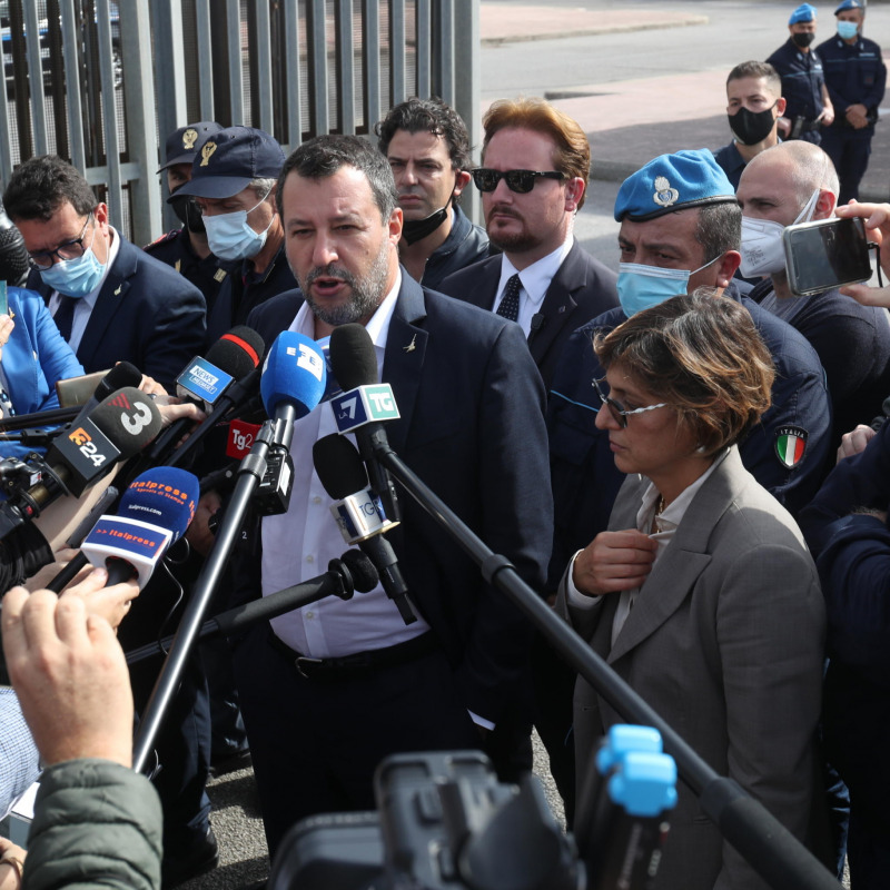 Matteo Salvini incontra i giornalisti davanti all'aula bunker del carcere Pagliarelli