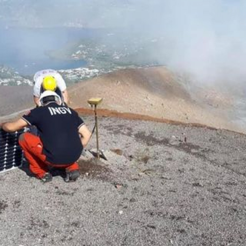 I fumi sul vulcano (foto Notiziarioeolie.it)