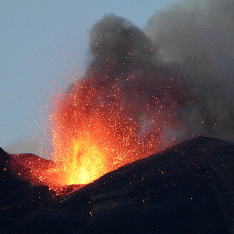 L'Etna in eruzione in una foto dello scorso maggio
