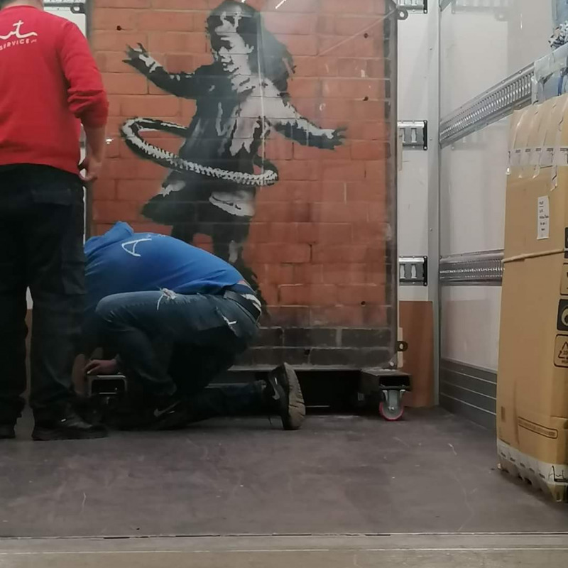 La "Bambina con l'hula hoop" di Banksy appena giunta a Catania