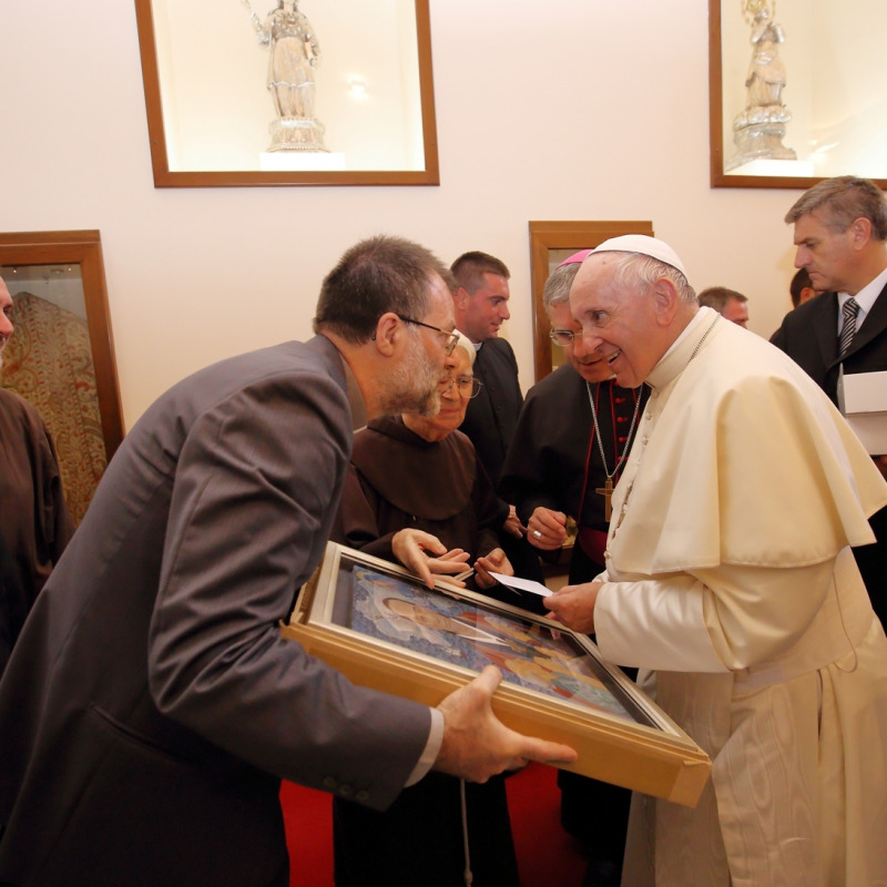 Don Mario Torcivia fotografato da Antonio Di Giovanni mentre consegna un quadro di don Sidoti al Papa