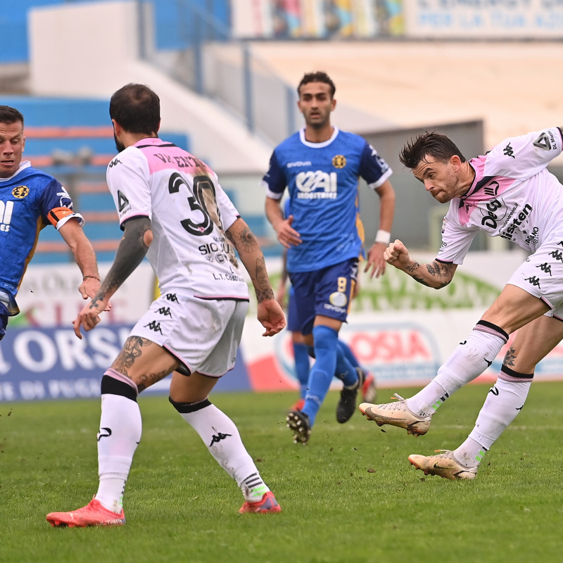 Brunori si gira e calcia: è il gol dell'1-0 (foto fi Tullio Puglia)