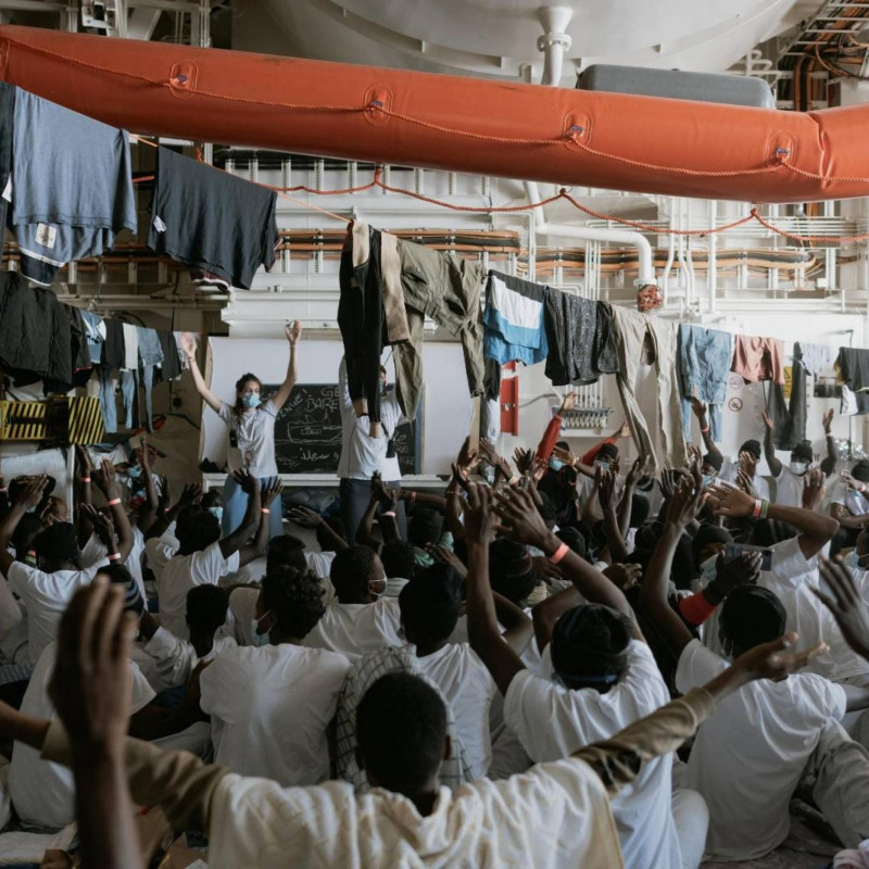Migranti a bordo della Geo Barents in una foto d'archivio