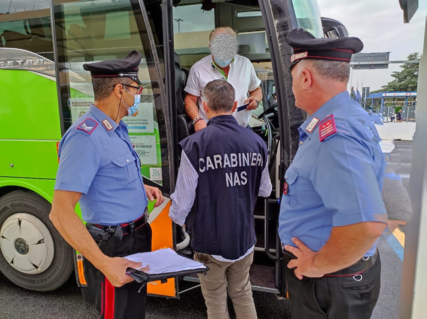 Green pass, raffica di controlli dei carabinieri: multe a negozianti e  clienti - Giornale di Sicilia