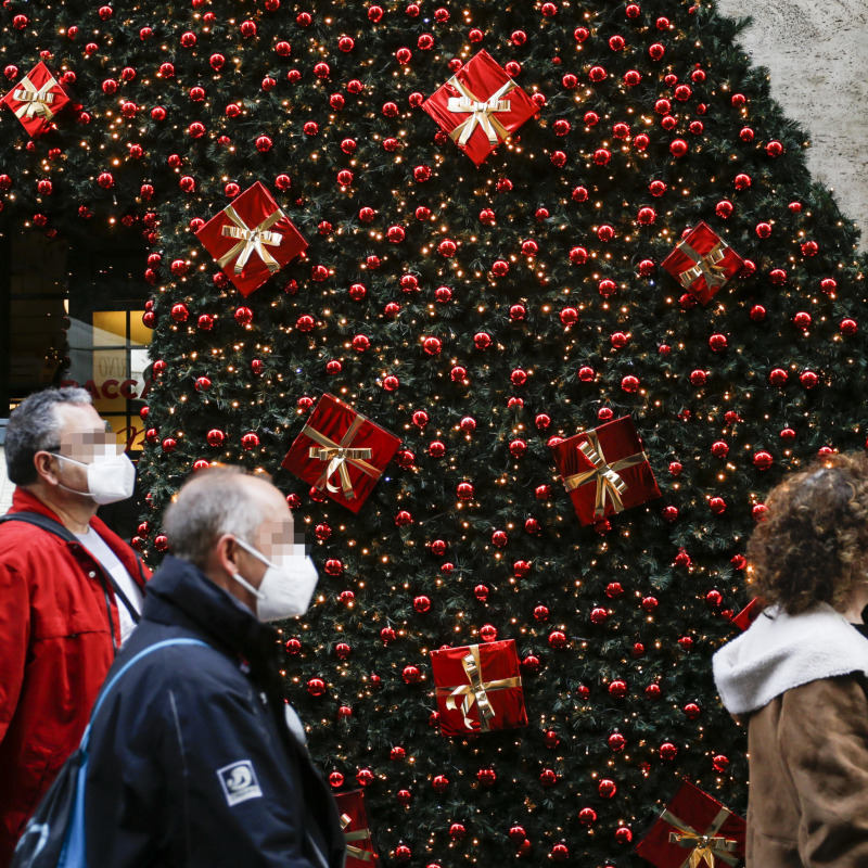 Primi acquisti natalizi, ma nelle strade dello shopping potrebbero arrivare nuove misure anti-Covid