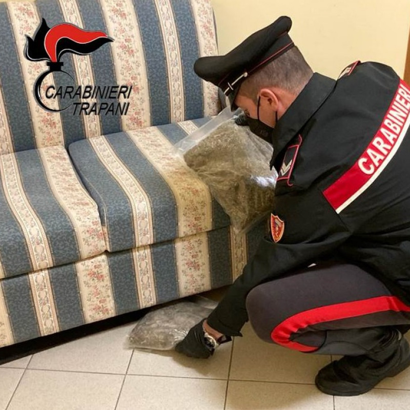 I carabinieri trovano la marijuana sotto il divano