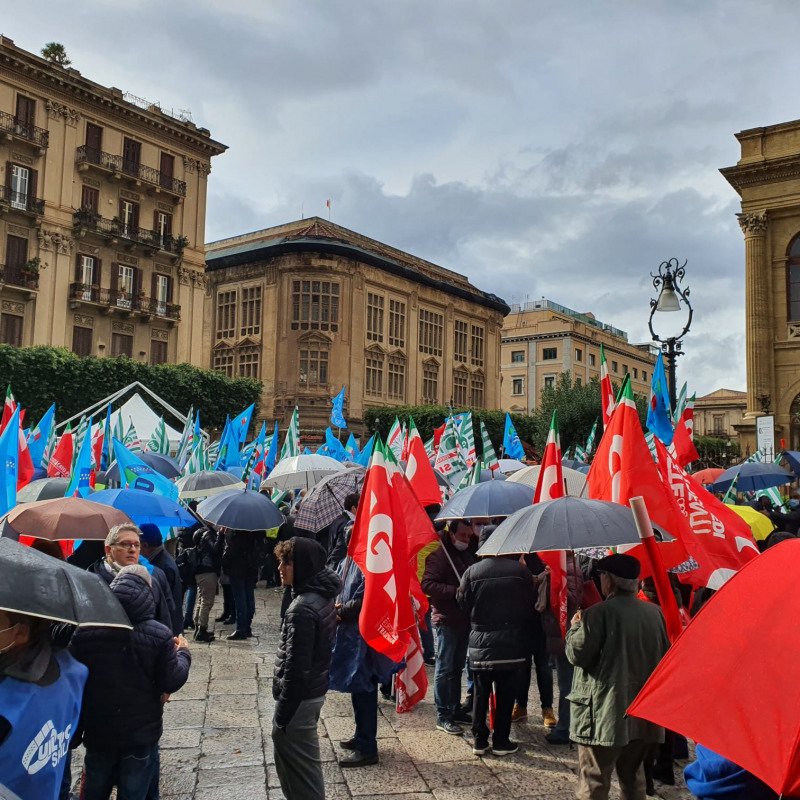 La protesta in piazza Verdi a Palermo