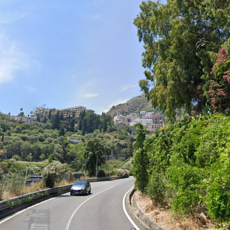 La via Mario e Nicolò Garipoli, a Taormina
