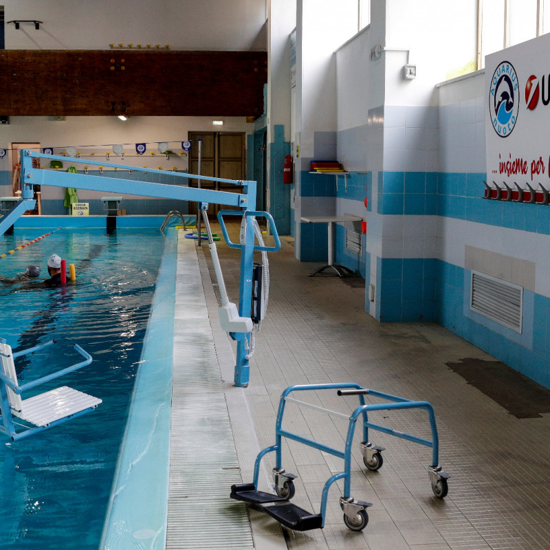 Il nuovo sollevatore per i disabili della piscina Tenente Alberti di Trapani