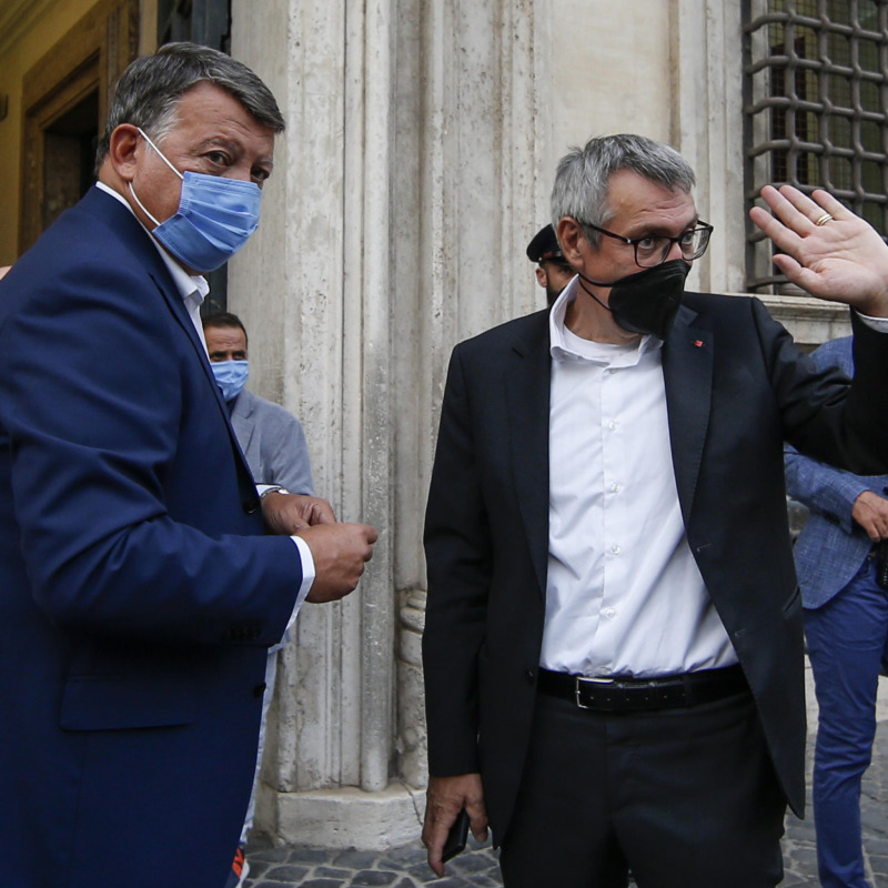 Pierpaolo Bombardieri e Maurizio Landini escono da Palazzo Chigi al termine di un incontro con Mario Draghi