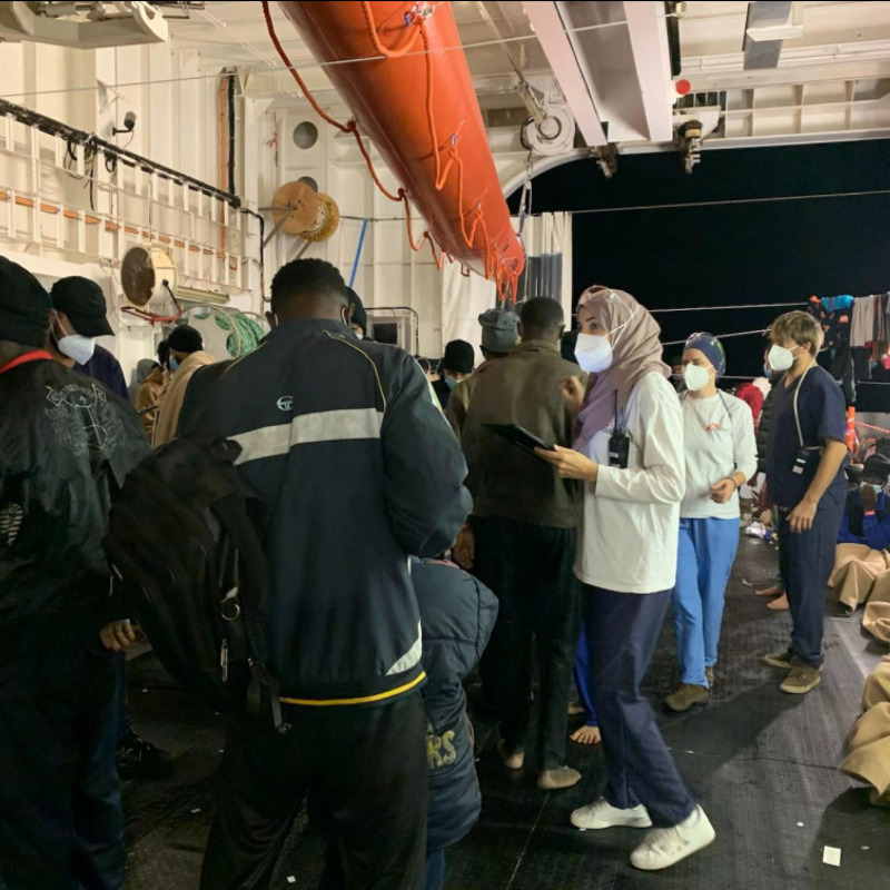 La nave Geo Barents di Medici senza Frontiere con 558 profughi a bordo, tra i quali tantissimi minori