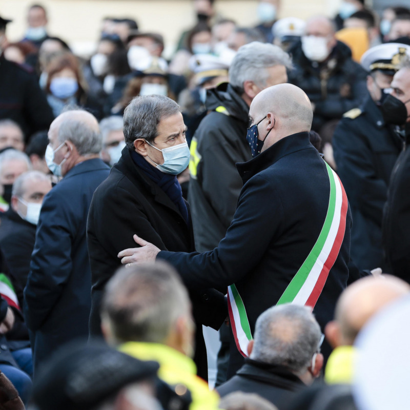 Il sindaco Carmelo D'Angelo con il presidente della Regione Nello Musumeci ai solenni funerali di Ravanusa
