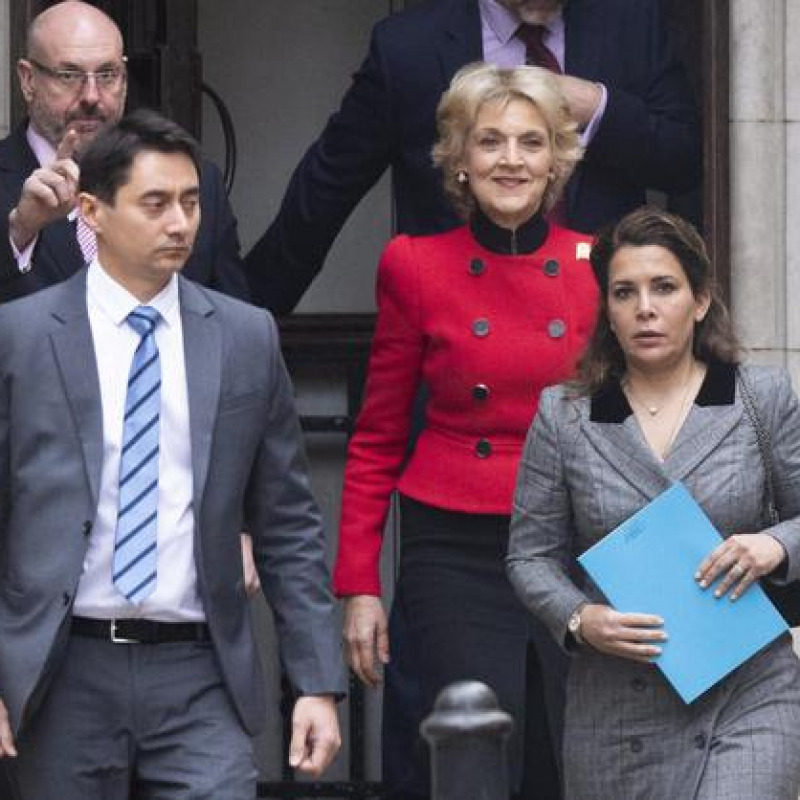 La principessa Haya Bint al-Hussein di Giordania (a destra) con i suoi avvocati esce dal tribunale di Londra