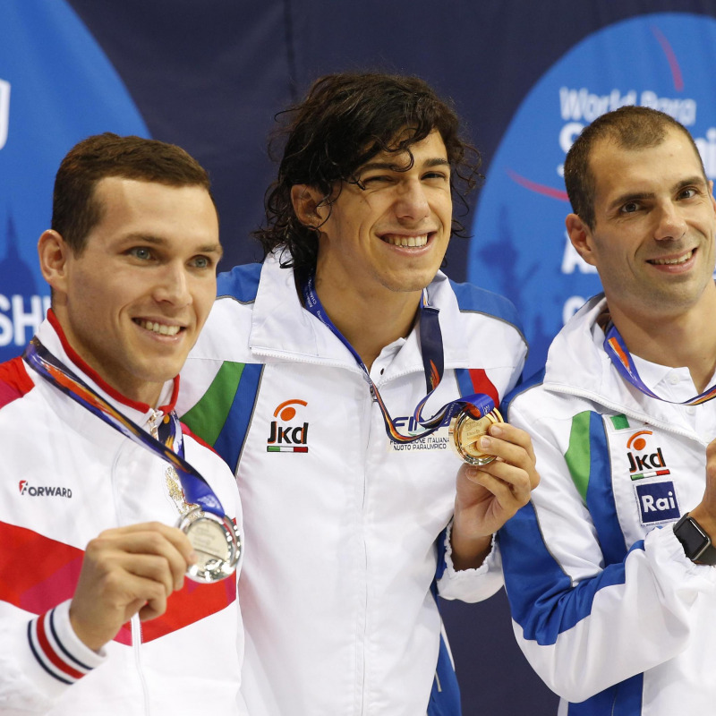A destra Simone Ciulli in occasione della conquista della medaglia di bronzo ai campionati mondiali di nuoto a Londra (50 sl): a Palermo giocherà con la Rari Nantes