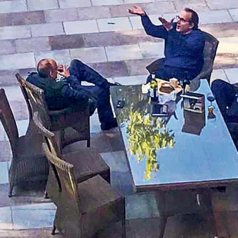 Lo foto che "incrimina" il premier Johnson a bere vino con gli amici durante il lockdown