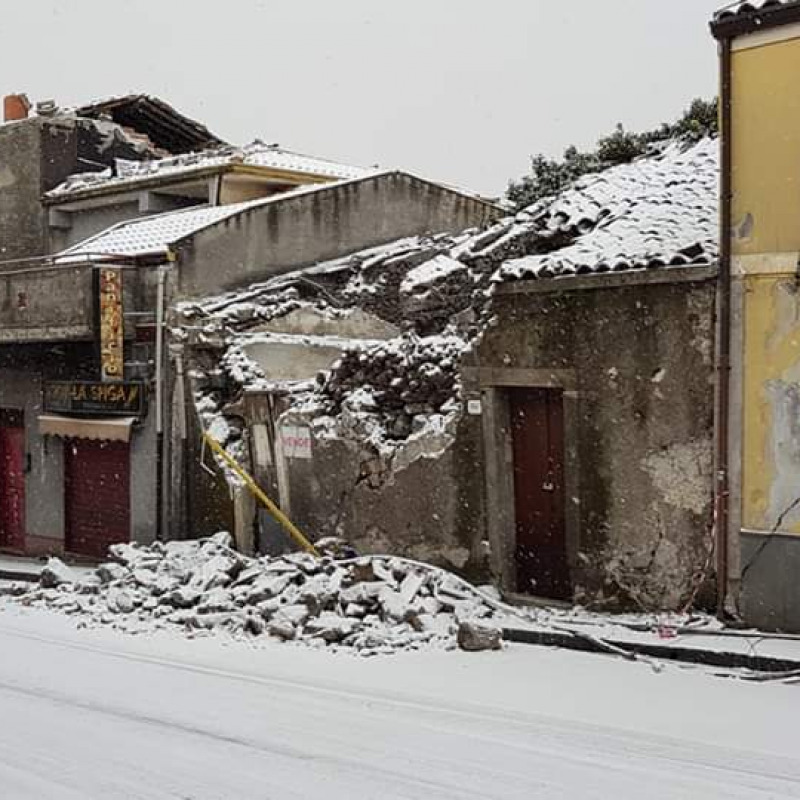 Foto d'archivio: un vecchio edificio danneggiato dal terremoto di Santo Stefano del 2018