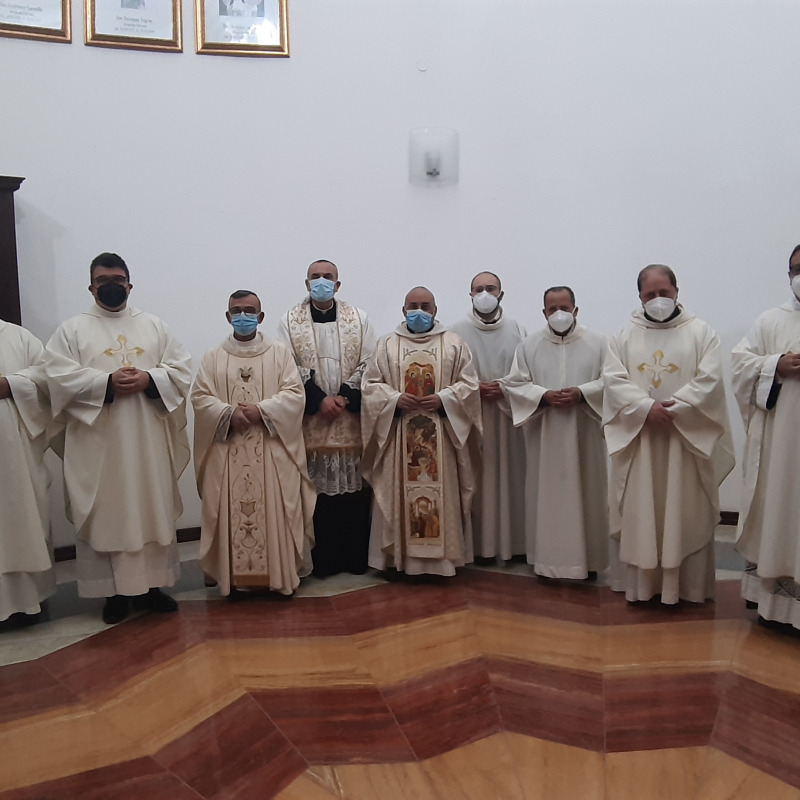 Don Filippo Rappa con gli altri sacerdoti nella Chiesa Madre di San Cipirello