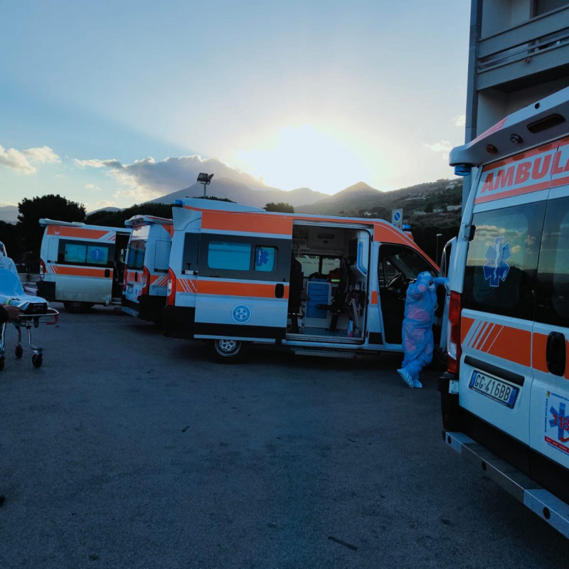 Ambulanze in coda all'ospedale Cervello di Palermo