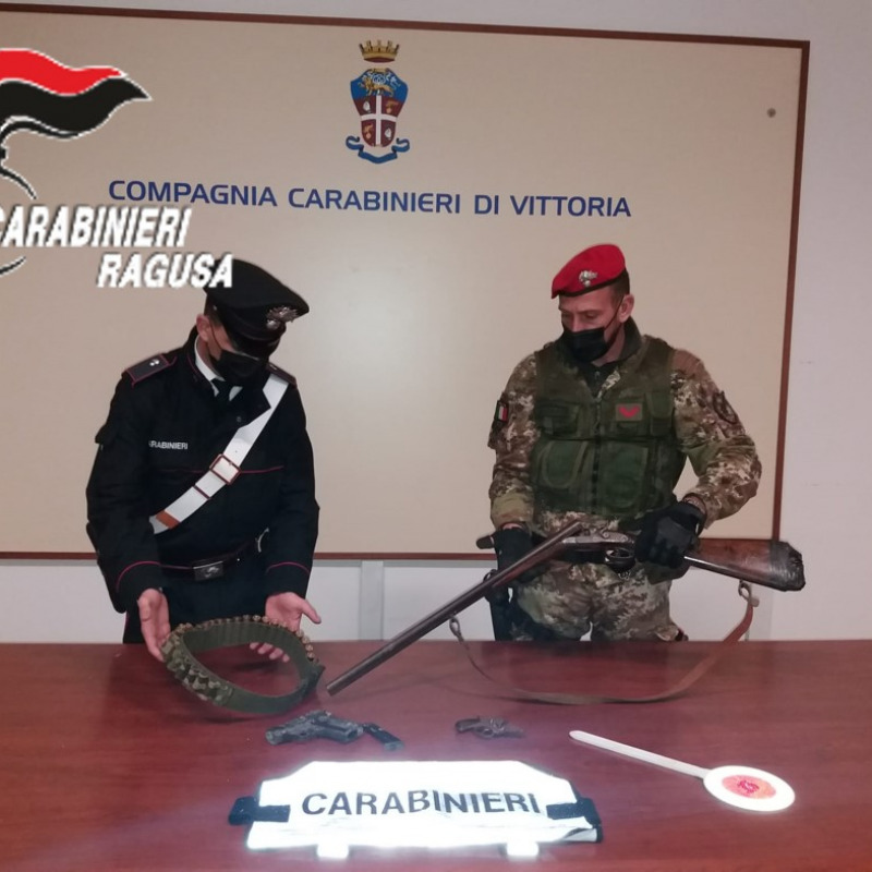 I carabinieri mostrano le armi sequestrate