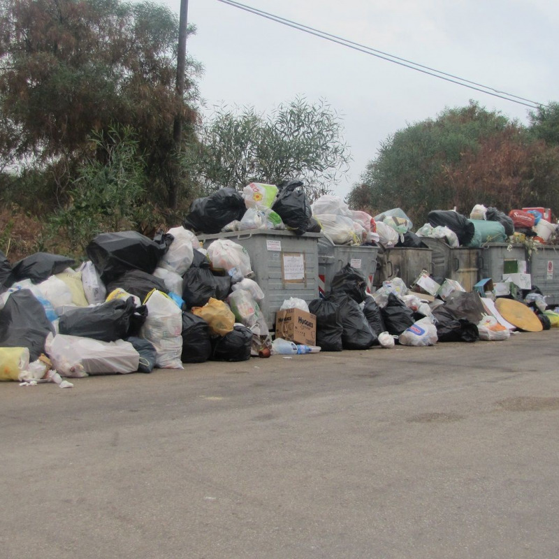 Un cumulo di rifiuti a Ribera in una foto d'archivio