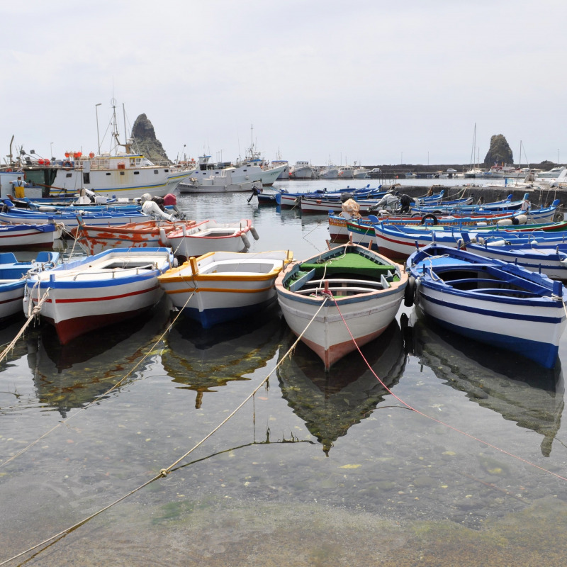Barche di pescatori ad Aci Trezza, il luogo che ha ispirato I Malavoglia
