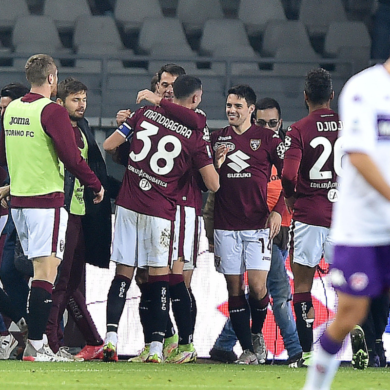 Antonio Sanabria festeggiato dai compagni dopo il gol del 4-0