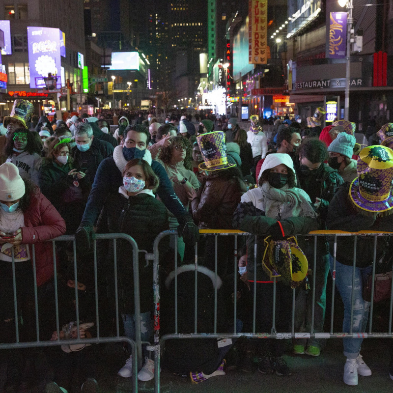 La folla radunata in Times Square, a New York, la notte di Capodanno