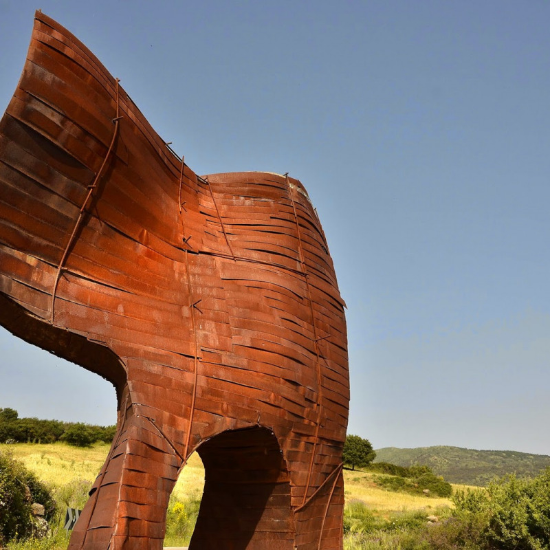 La scultura di Paolo Schiavocampo "Una curva gettata alle spalle del tempo" alla Fiumara d’Arte