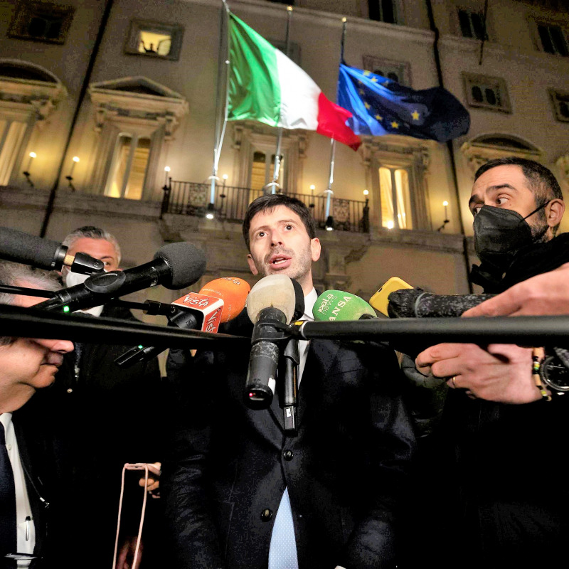 Roberto Speranza parla con i giornalisti, uscendo da Palazzo Chigi dopo il Consiglio dei ministri